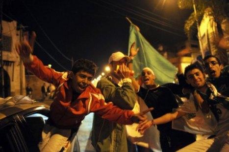 Football: les Algériens solidaires fêtent la qualification des Verts