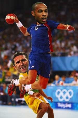 La main de Thierry Henry parodiée