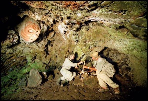Motu Nui - masque à l'intérieur d'une grotte & Giuseppe Orefici