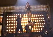Videos: Jennifer Lopez chute en direct aux American Music Awards 2009