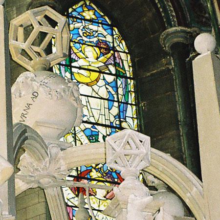 Des polyèdres ajourés sur le tombeau Gorges dans la cathédrale de Salisbury (GB)