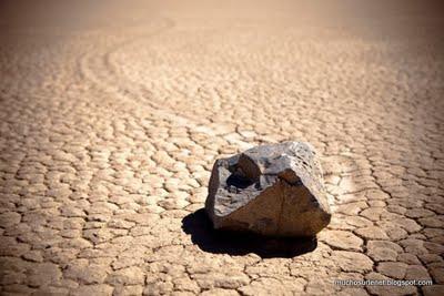 Mystérieuses pierres dans la Vallée de la mort
