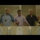 3 hommes aux toilettes s'entraident