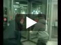 Régis s'amuse avec la porte tourniquet d'un magasin