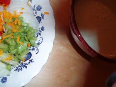 Salade de légumes crus et sauce chaude mousseuse à l'ail, au thym et à la spiruline