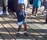 vidéo enfant danse michael jackson homme échasse