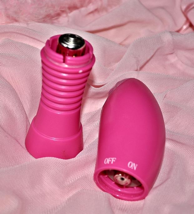 Vibromasseur Essence rose : compartiment à piles