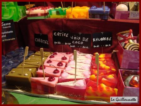 Serviettes et bougies pâtisserie au marché de Noël de Metz Serviettes et bougies pâtisserie au marché de Noël de Metz