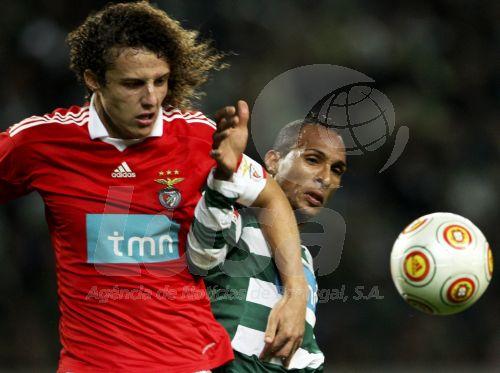 Personne n’est sorti vainqueur du derby entre le Sporting de Liedson (à droite) et le Benfica de David Luiz (à gauche)