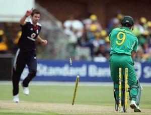 La destruction du guichet (wicket) sud-africain par le lancer du joueur anglais.