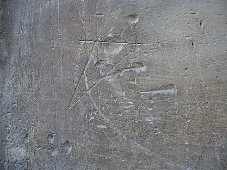Des marques de tailleurs de pierre et une trompe sur la porte Notre-Dame à Pernes-les-Fontaines (84)
