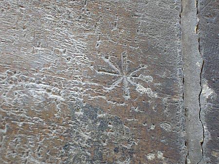 Des marques de tailleurs de pierre et une trompe sur la porte Notre-Dame à Pernes-les-Fontaines (84)