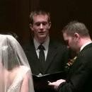 Il met à jour son statut facebook pendant son mariage