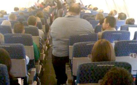 photo humour insolite homme obèse classe éco avion