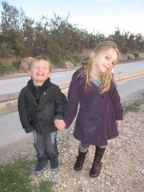 4 enfants, 3 papas, 3 mamans... et 2 bidons