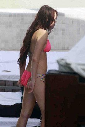 Miley Cyrus dévoile un sein pendant qu'elle se prélasse à la piscine