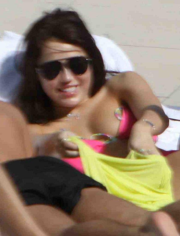 Miley Cyrus dévoile un sein pendant qu'elle se prélasse à la piscine