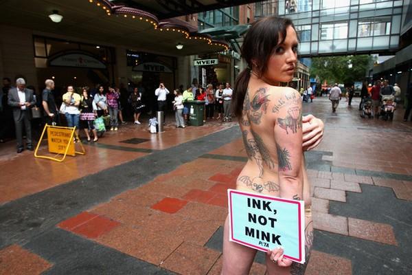Dani Lugosi mannequin nue et tatoué en plein centre ville pour PETA
