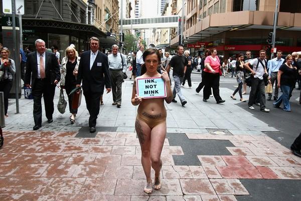 Dani Lugosi mannequin nue et tatoué en plein centre ville pour PETA