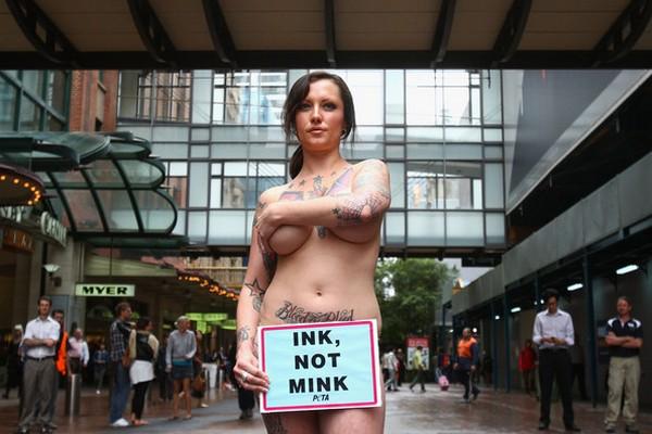Dani Lugosi mannequin nue et tatoué en plein centre ville pour PETA