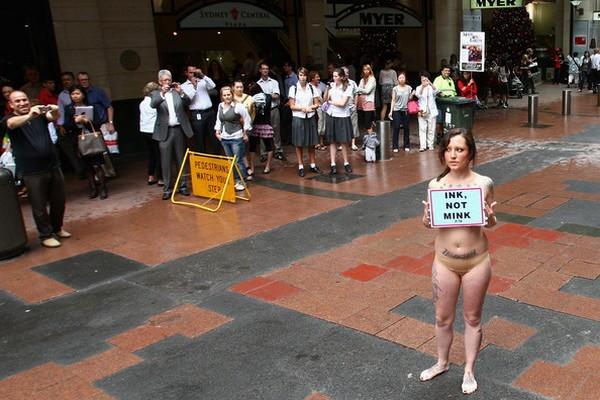 Dani Lugosi mannequin nue et tatoué en plein centre ville pour PETA