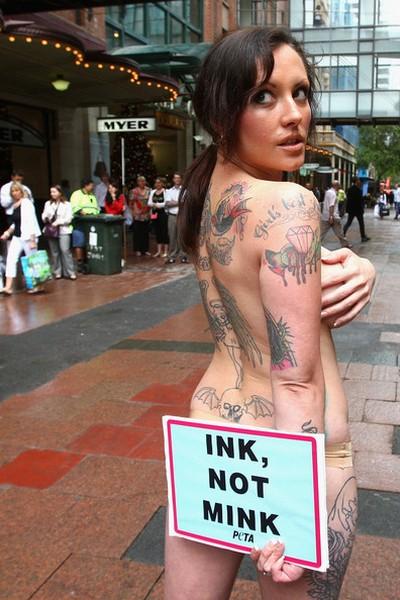 Dani Lugosi mannequin nue et tatoué en plein centre ville pour PETA