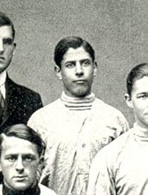Jose Raul Capablanca, ici dans l'uniforme de l'équipe de baseball de l'Université de Columbia. Champion du monde en 1921, il est le rival naturel d'Alekhine. Son style est plus léger et plus naturel que le champion russe, qui a eu bien des problèmes contre lui.