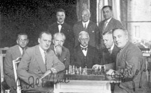 Alekhine contre un autre émigré russe, Efim Bogolioubov lors du championnat du monde 1929. Malgré son talent, Bogolioubov n'est pas de taille à rivaliser contre Alekhine, qui remporte les deux matches facilement (5 et 6 points d'écart).