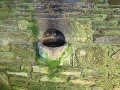 Le chien marron près Saint Michel