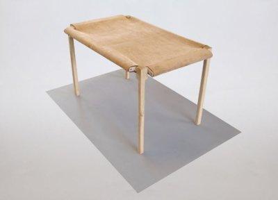 Une table en tension par Lukas Peet