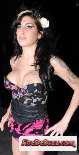 Les nouveaux seins de Amy Winehouse 