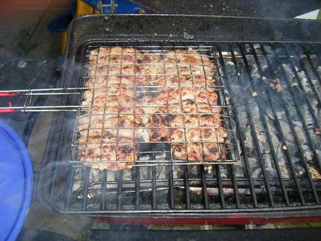 Gateau de PDTa la viande fumee, ,saucisses kefta et salade