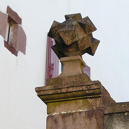 Une paire de polyèdres à Saint-Jean-Pied-de-Port (64)