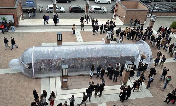 Flashmob: Un préservatif géant.