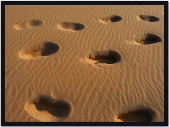Traces de pas dans le sable