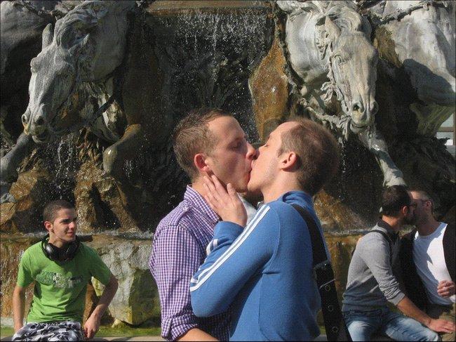 Kiss-in contre l'homophobie : voici les 26 villes où l'on s'est embrassé le 12 décembre + ENVOYEZ VOS IMAGES ! 