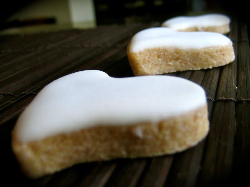 Mes amours de Zimtsterne ou étoiles à la cannelle (enfin des coeurs ici donc Zimtherzen), parce que Noël approche...