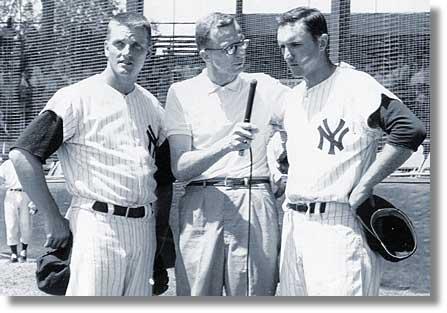 Qui est le joueur de baseball à gauche, à côté de Mickey Mantle qui répond à une interview ? Un indice : il a joué aux Indians de Cleveland.