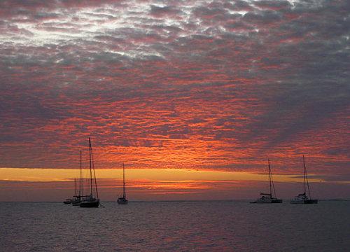 Coucher-de-soleil-rouge-Moorea.jpg