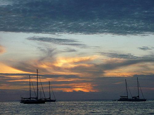 Coucher-de-soleil-leger-Moorea.jpg