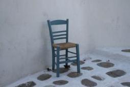 Un élève de 14 ans frappe son professeur avec une chaise