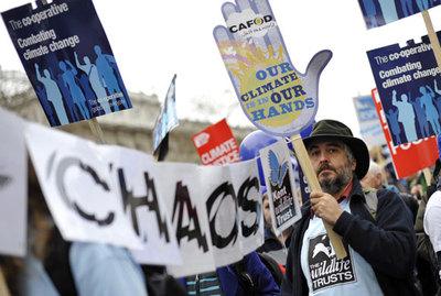 La question des journalistes qui sont menacés parce qu’ils couvrent les questions environnementales doit être incluse dans le débat sur le changement climatique.