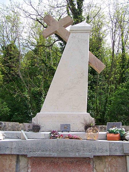 L'étonnant tombeau d'un tailleur de pierre et sculpteur à Puygiron (26)