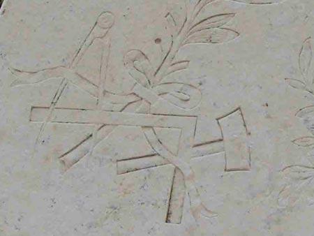 L'étonnant tombeau d'un tailleur de pierre et sculpteur à Puygiron (26)