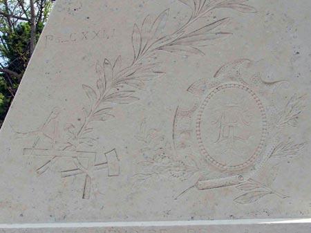 L'étonnant tombeau d'un tailleur de pierre et sculpteur à Puygiron (26)