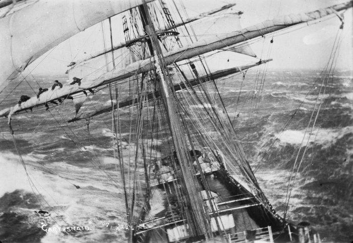 http://upload.wikimedia.org/wikipedia/commons/d/d0/Ship_Garthsnaid%2C_ca_1920s.jpg