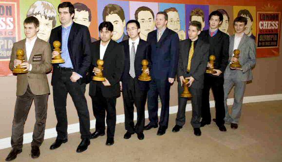 Les huit participants au London Chess Classic. De gauche à droite : Carlsen, Kramnik, Nakamura, Hua, Short, Adams, Howell et McShane.