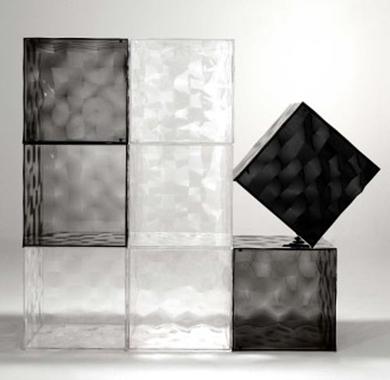 Mur composé de plusieurs cubes Optic noir, fumé et cristal, vendu 168€ l’unité