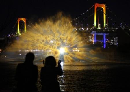 Spectacle d’illuminations aquatiques à Tokyo