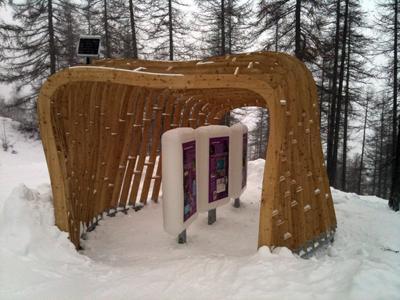 Structure en bois imaginée par Hérault-Arnod architectes abritant les panneaux d'exposition de Neiges de culture